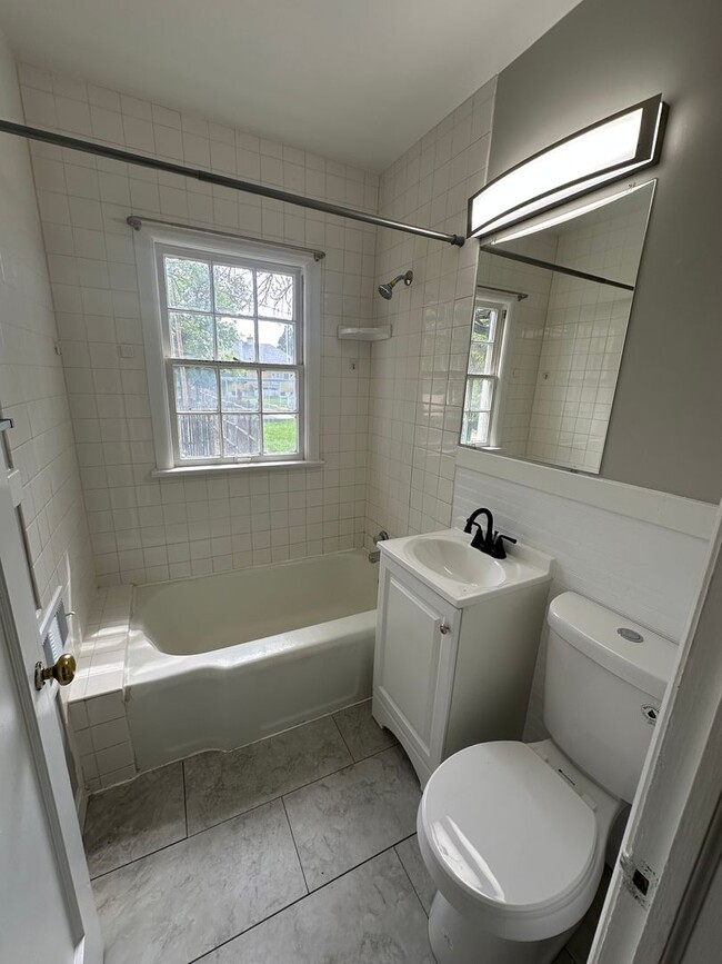 Building Photo - NICELY UPDATED 2 BEDROOM, 1 BATHROOM APART...