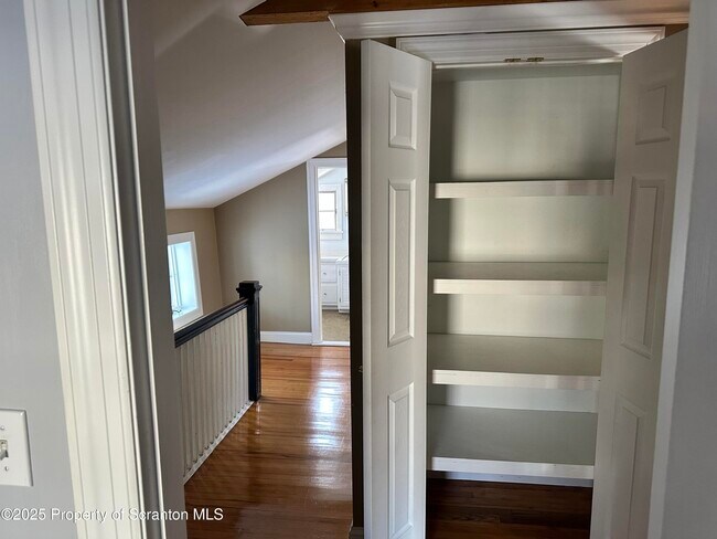 Building Photo - 1108 N Abington Rd