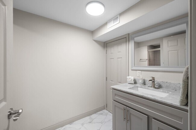 Building Photo - 12122 Royal Valley Dr