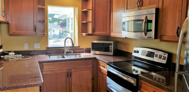 Building Photo - One Block to Lake Washington, Available Aug 1st