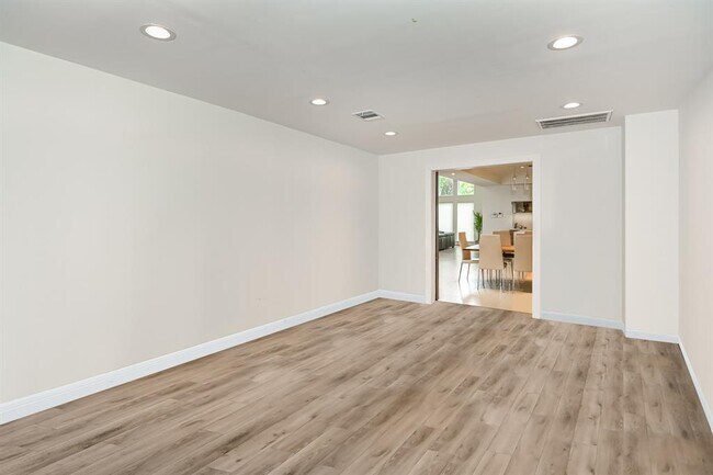 Building Photo - 8911 Birdwood Ct