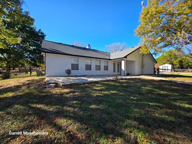 Building Photo - 3/2 Home on 3 acres in West Lampasas