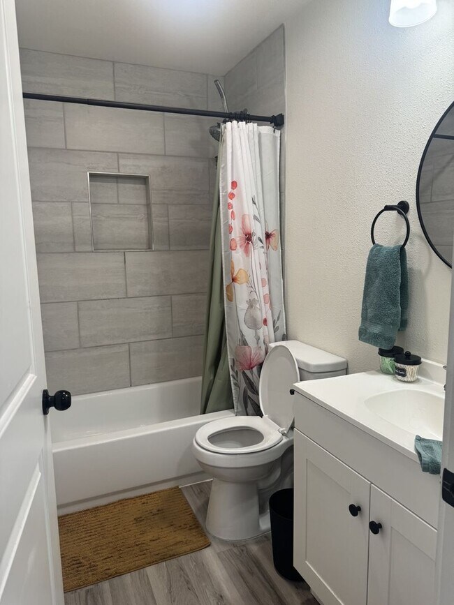 Building Photo - Cozy 3-Bedroom Rambler with Large Fully Fe...