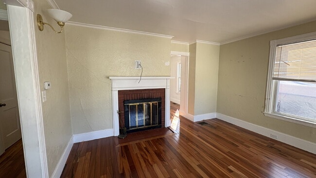 Building Photo - Charming 3-Bed Home with Gleaming Hardwood Floors in Westbrook – Your Cozy Retreat Awaits!