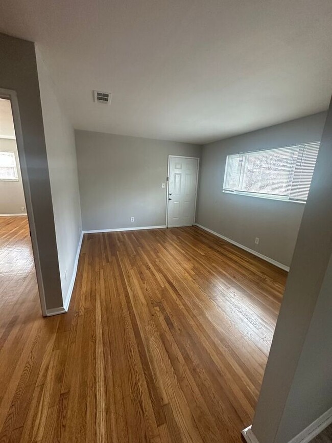 Building Photo - NOW READY! 1 BEDROOM 1 BATHROOM UNIT IN AT...