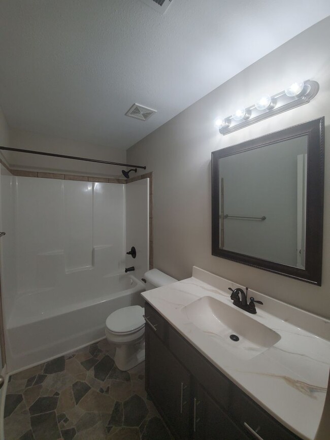 Building Photo - $2100 Executive 3 Bed 2.5 Bath with Bonus ...