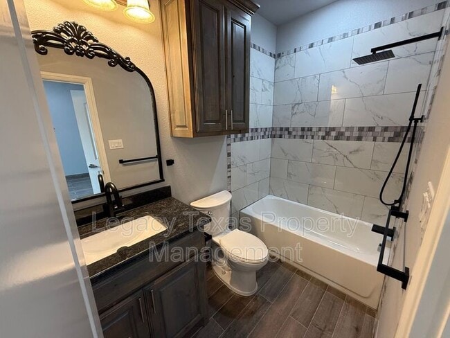 Building Photo - 910 Fuller Ave