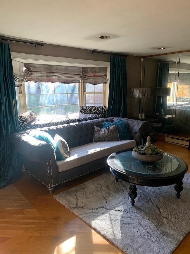 Building Photo - 19 Pine St