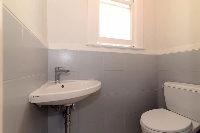 Building Photo - TOP FLOOR 3 BEDROOM FLAT