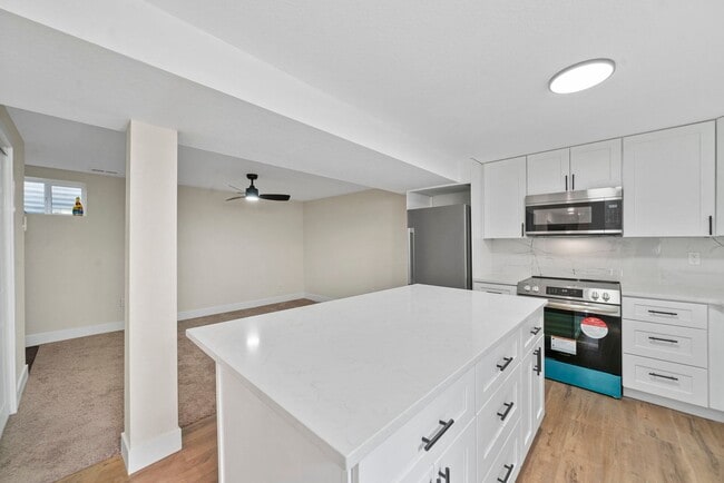 Building Photo - Remodeled 2BD, 1BA Apartment in Berkley with Off-Street Parking Spot