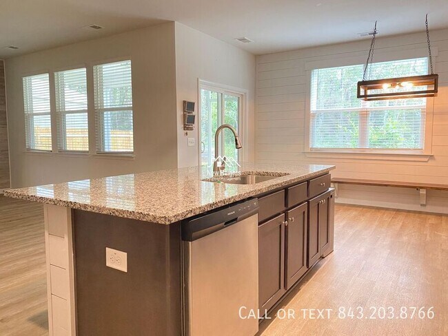 Building Photo - 2641 Alamanda Dr
