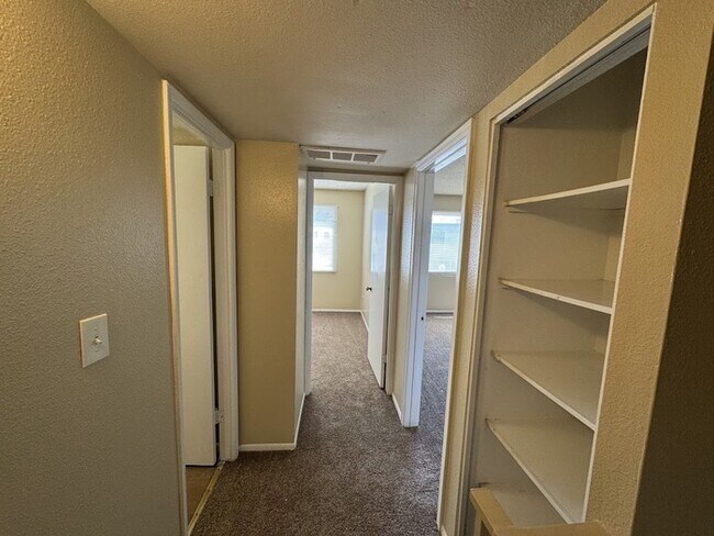 Building Photo - Glendale 2-br Townhome With Carport