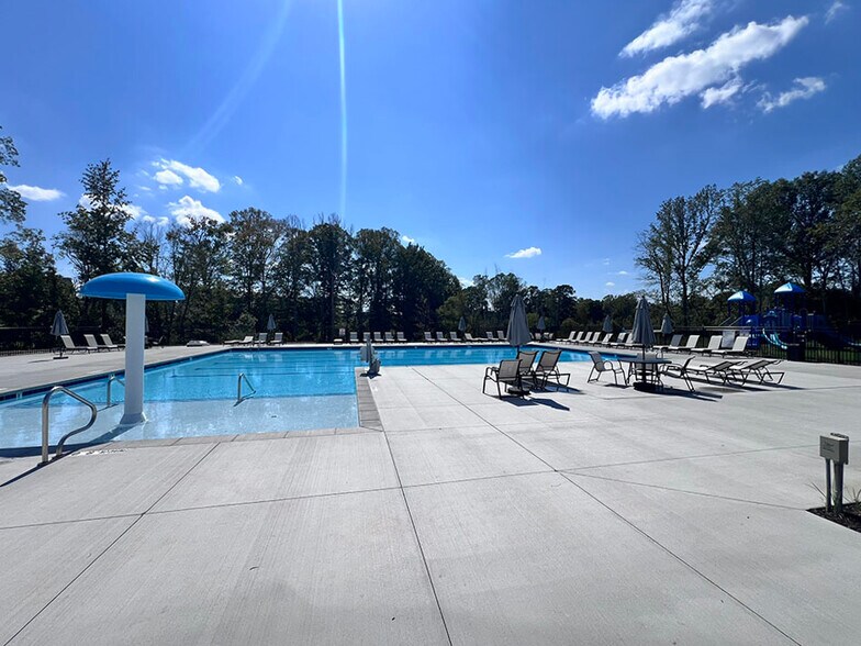 Building Photo - 111 Lennei Ln