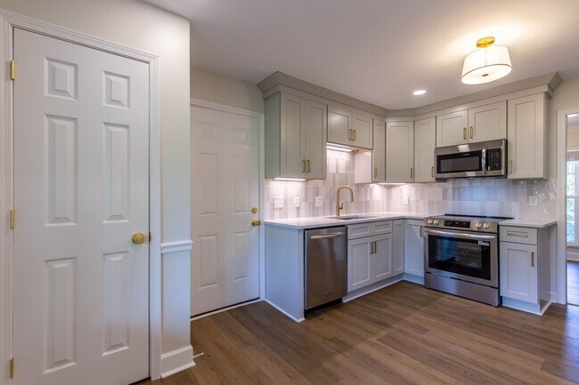 Building Photo - Charming Cul-de-Sac Home with Porch Swing & Wooded Views – 15 Mins from Nashville!