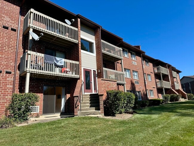 Building Photo - 920 N Lakeside Dr