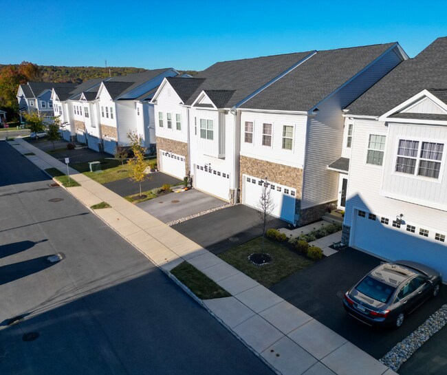 Building Photo - Luxury 3B/3.5B Townhome with Finished Base...