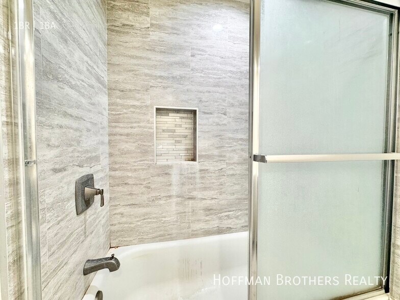 Building Photo - 1023 Larch St