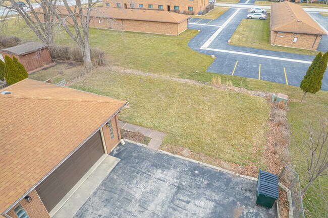 Building Photo - 11111 S Helena Dr