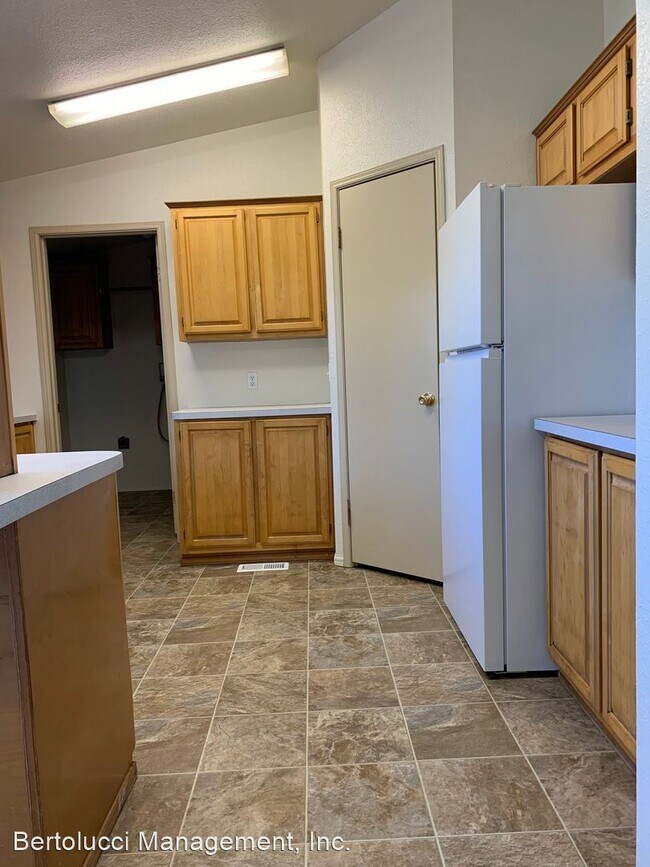 Building Photo - 3 br, 2 bath House - 40505 Hess Rd.