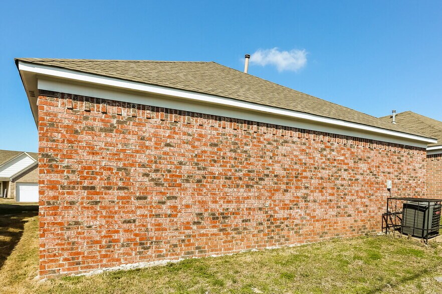 Building Photo - 5978 Wagon Hill Rd E