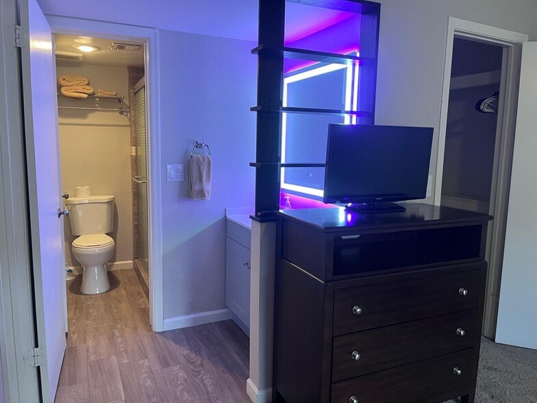 Building Photo - 533 W Guadalupe Rd