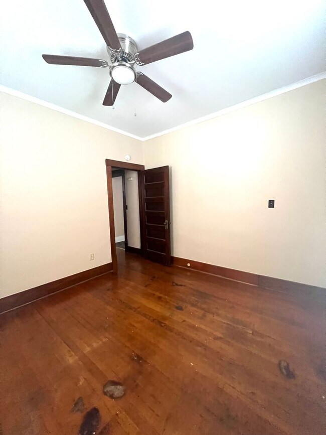 Building Photo - 2224 Iowa St