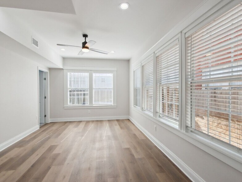 Building Photo - 1904 Calumet St