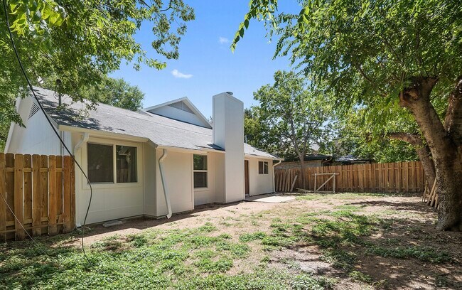 Building Photo - 2108 Laura Ct