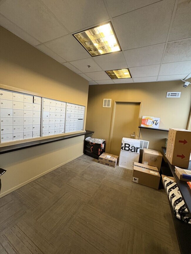 Building Photo - Spacious and Lovely Fed Hill 2bd/2ba Condo with CAC, W/D and more!