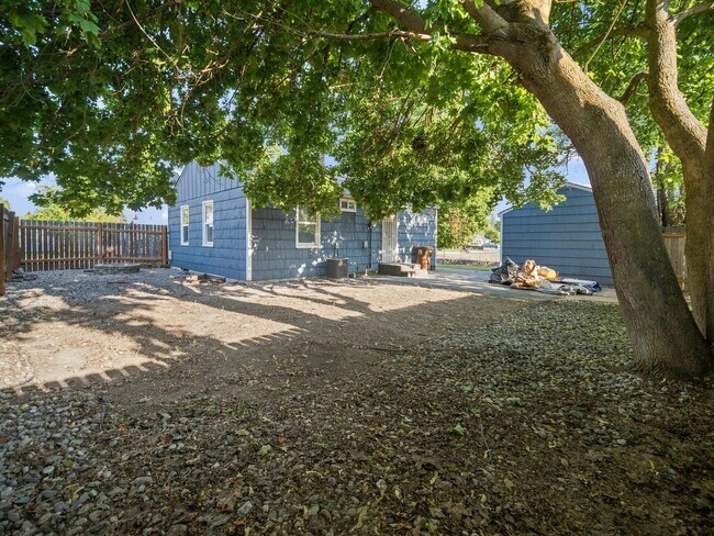 Building Photo - 6011 N Braeburn Dr