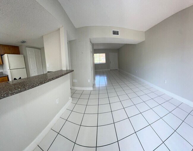 Building Photo - LARGE 3 BED/2.5 BA IN CORAL SPRINGS! Up to 3-Months Off!