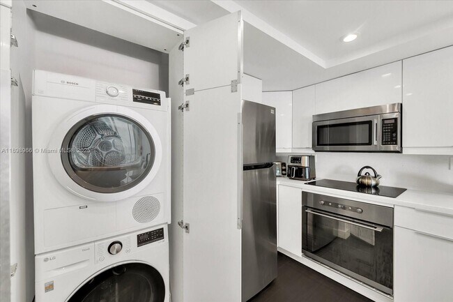 Building Photo - 400 South Pointe Dr