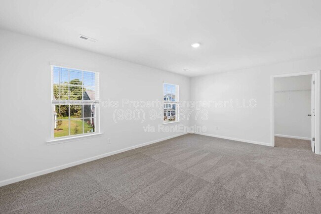 Building Photo - 1837 Vanderlyn St