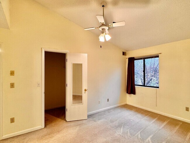 Building Photo - 2 Bedroom/2 Bath Condo near shopping with den, community Pool and more!