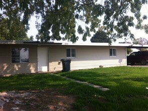 Building Photo - Tidy 2 bedroom 1 bath with fenced backyard