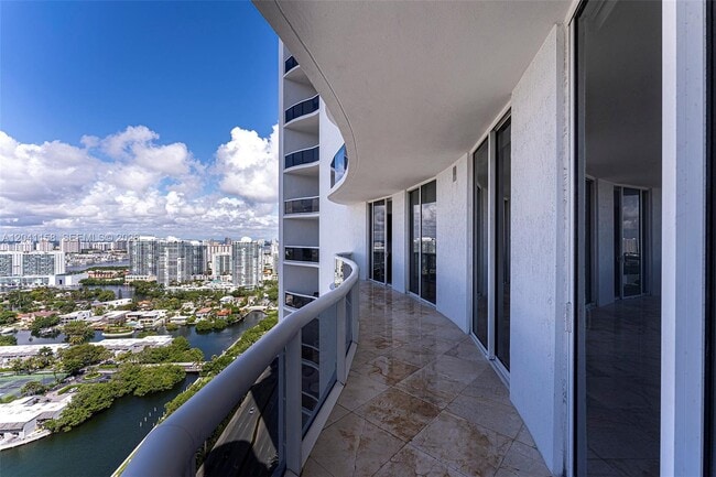 Building Photo - 15901 Collins Ave