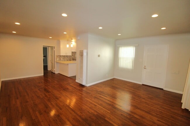 Building Photo - Quaint Midtown Ventura Duplex w/Many Upgra...