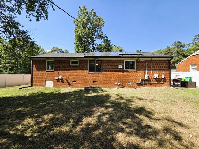 Building Photo - Traditional brick ranch in highly desirable West End of Henrico County