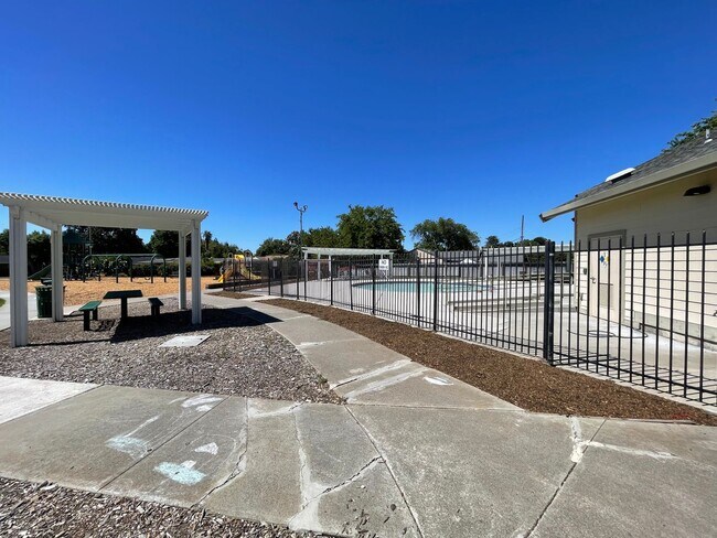 Building Photo - Wonderful and Spacious 4 Bedroom Concord H...