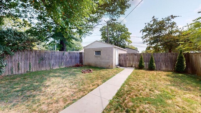 Building Photo - 5 BEDROOMS + 2.5 BATHROOMS + 3 FREE OFF-ST...