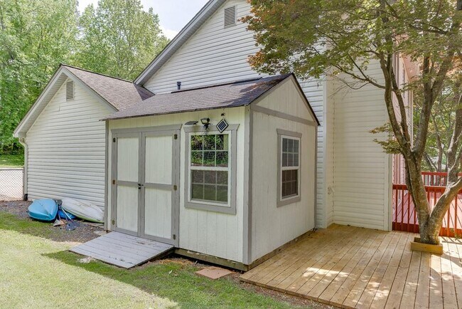 Building Photo - 1813 Rambling Woods Dr NW