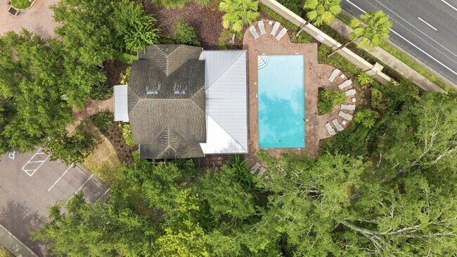 Building Photo - Stunning 3 BR + LOFT / 2.5 BA/ 2-Car-Garage Townhome in GATED community!