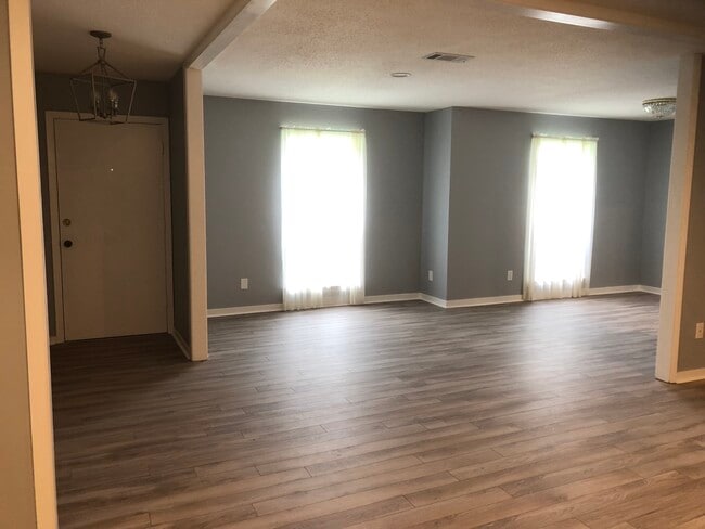 Building Photo - 25 Woodgate Dr