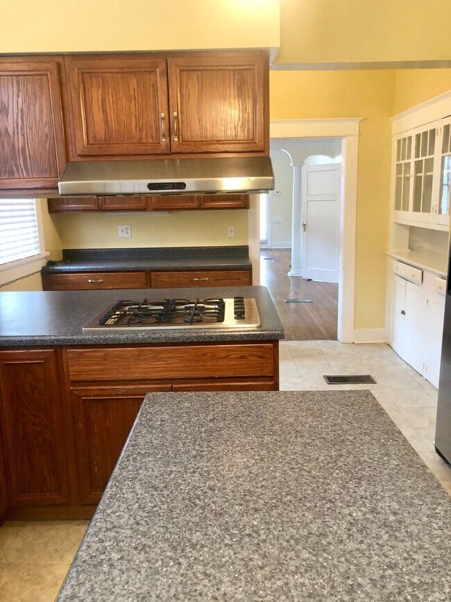 Building Photo - Spacious 2BD with Sun Room and Large Backyard