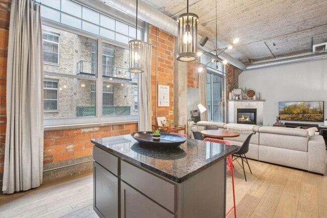 Building Photo - 521 S 7th St