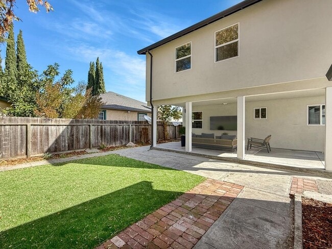 Building Photo - 2229 Pulgas Ave