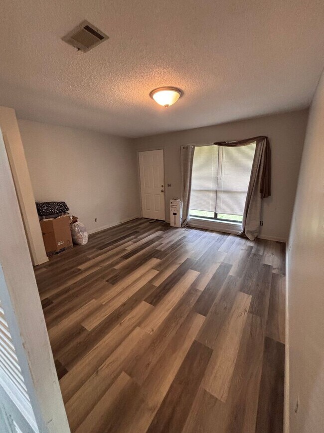 Building Photo - 4 BR house Smart Rd area