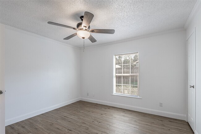 Building Photo - 121 Varsity Dr