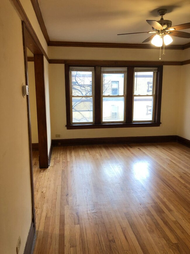 Building Photo - Hermosa Top Floor 1 Bed / 1 Bath Apartment...