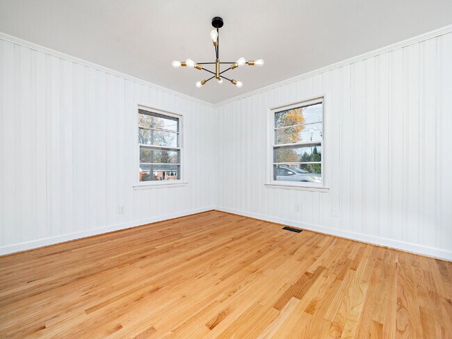Building Photo - "Charming 3-Bed Home with Gleaming Hardwood Floors on Sheffield Road!"